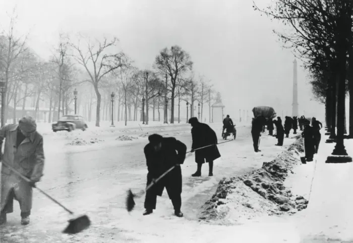 Framed Print : Clearing snow on the Champs Elysees, German-occupied Paris, winter, 1941 Framed Print : Clearing snow on the Champs Elysees, German-occupied Paris, winter, 1941
