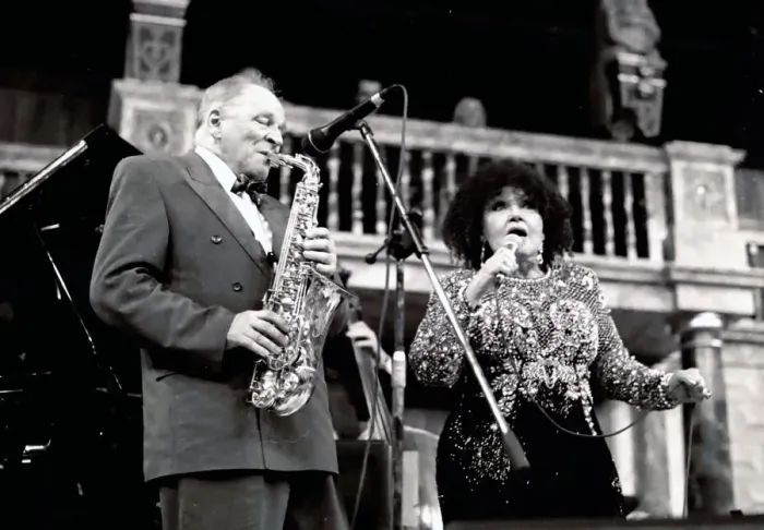 Framed Print : Cleo Laine and John Dankworth, The Globe, London, 2000. Artist: Brian O Connor Framed Print : Cleo Laine and John Dankworth, The Globe, London, 2000. Artist: Brian O Connor