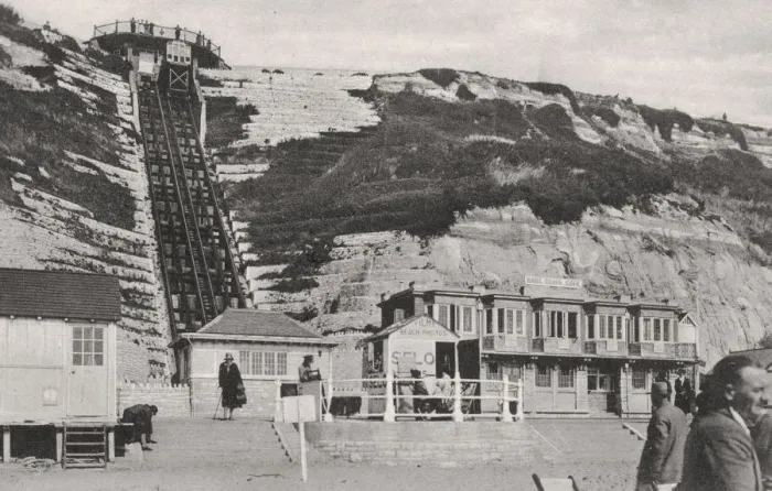 Framed Print : The cliff lift at Bournemouth, Dorset, early 20th century Framed Print : The cliff lift at Bournemouth, Dorset, early 20th century