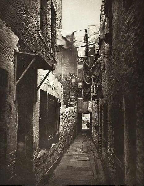 Close No. 101 High Street (#8), Printed 1900. Creator: Thomas Annan