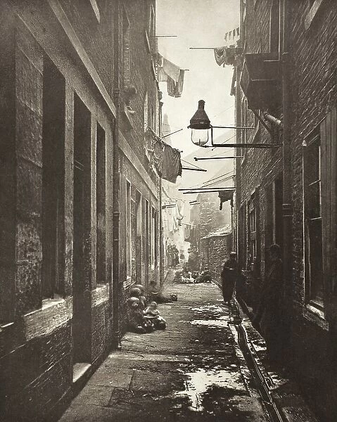 Close No. 80 High Street (#11), Printed 1900. Creator: Thomas Annan
