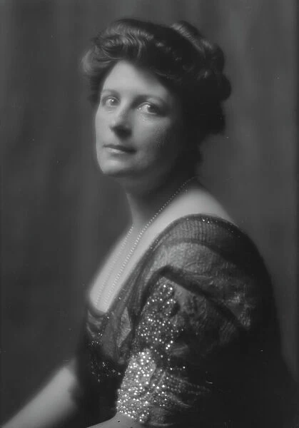 Cloud, A.T. Mrs. portrait photograph, 1913. Creator: Arnold Genthe