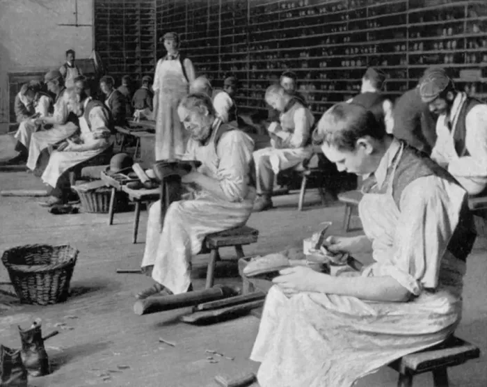 Framed Print : Cobbling, Earlswood Asylum, Reigate, 1904 Framed Print : Cobbling, Earlswood Asylum, Reigate, 1904