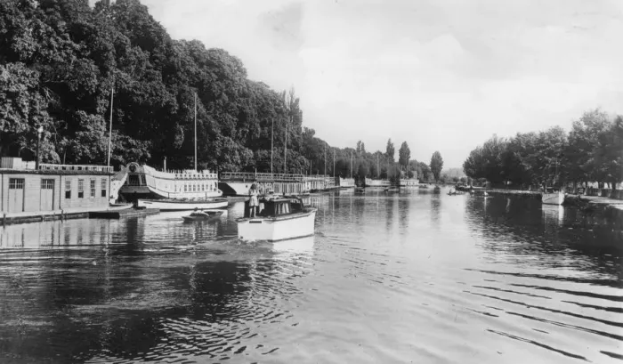 Framed Print : College barges on the River Isis, Oxford, early 20th century. Artist: C Richter Framed Print : College barges on the River Isis, Oxford, early 20th century. Artist: C Richter