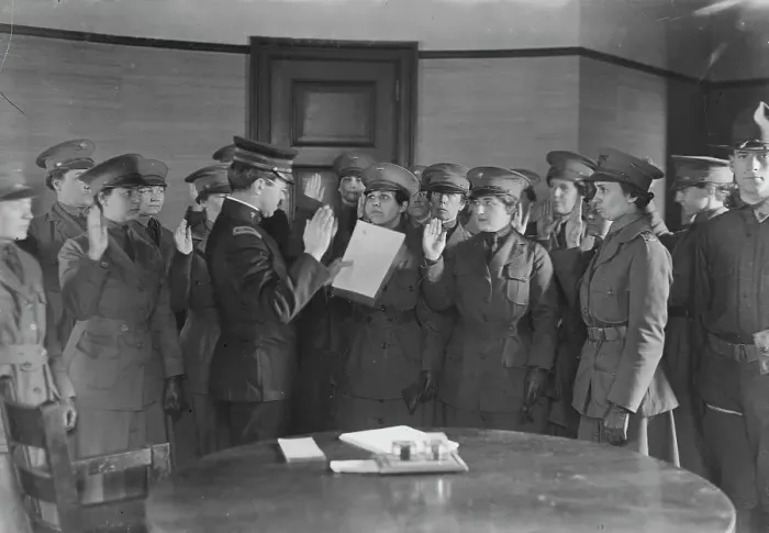 Framed Print : Colonel J.H. Wells swearing in woman motorist, 29 May 1917. Creator: Bain News Service Framed Print : Colonel J.H. Wells swearing in woman motorist, 29 May 1917. Creator: Bain News Service
