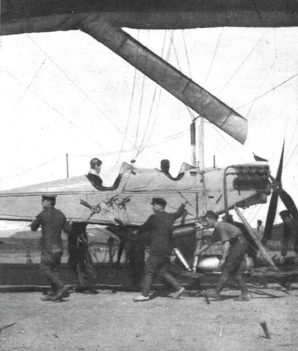 Framed Print : Combat Aerien; Parmi les forces alliees aerienes; la nacelle-fuselage portant une... 1918. Creator: Underwood & Underwood. Combat Aerien; Parmi les forces alliees aerienes; la nacelle-fuselage portant une... 1918 Framed Print : Combat Aerien; Parmi les forces alliees aerienes; la nacelle-fuselage portant une... 1918. Creator: Underwood & Underwood. Combat Aerien; Parmi les forces alliees aerienes; la nacelle-fuselage portant une... 1918
