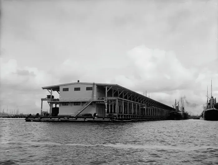 Framed Print : Commandancia Street wharf, Pensacola, Fla. between 1900 and 1905. Creator: Unknown Framed Print : Commandancia Street wharf, Pensacola, Fla. between 1900 and 1905. Creator: Unknown