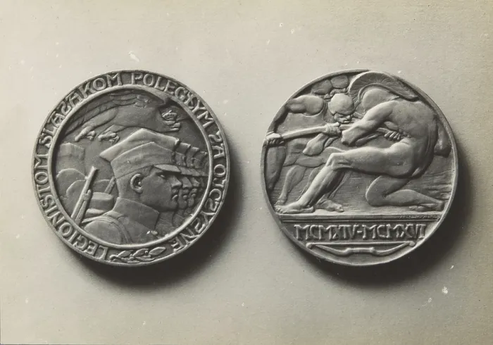 Framed Print : Commemorative medallion, 1916, (1920-1930). Creator: Unknown Framed Print : Commemorative medallion, 1916, (1920-1930). Creator: Unknown