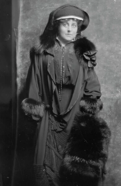 Compton, Barnes, Mrs. portrait photograph, 1914 Nov. 20. Creator: Arnold Genthe