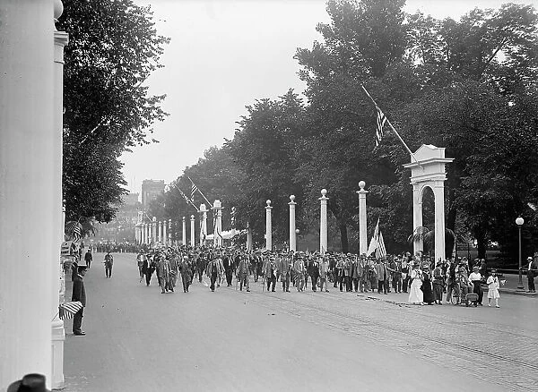 Confederate Reunion - Parade Passing Through Court of Honor, 1917. Creator: Harris & Ewing. Confederate Reunion - Parade Passing Through Court of Honor, 1917. Creator: Harris & Ewing