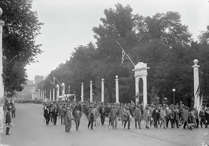 Framed Print : Confederate Reunion - Parade Passing Through Court of Honor, 1917. Creator: Harris & Ewing. Confederate Reunion - Parade Passing Through Court of Honor, 1917. Creator: Harris & Ewing Framed Print : Confederate Reunion - Parade Passing Through Court of Honor, 1917. Creator: Harris & Ewing. Confederate Reunion - Parade Passing Through Court of Honor, 1917. Creator: Harris & Ewing
