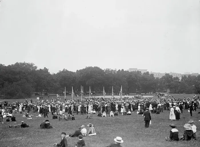 Framed Print : Confederate Reunion - Registration Day. Crowds At Monument Grounds, 1917. Creator: Harris & Ewing. Confederate Reunion - Registration Day. Crowds At Monument Grounds, 1917. Creator: Harris & Ewing Framed Print : Confederate Reunion - Registration Day. Crowds At Monument Grounds, 1917. Creator: Harris & Ewing. Confederate Reunion - Registration Day. Crowds At Monument Grounds, 1917. Creator: Harris & Ewing