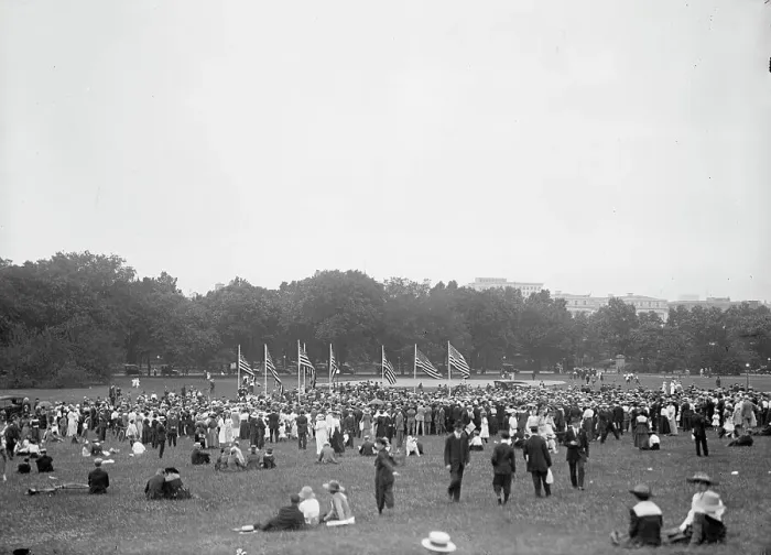 Framed Print : Confederate Reunion - Registration Day. Crowds At Monument Grounds, 1917. Creator: Harris & Ewing. Confederate Reunion - Registration Day. Crowds At Monument Grounds, 1917. Creator: Harris & Ewing Framed Print : Confederate Reunion - Registration Day. Crowds At Monument Grounds, 1917. Creator: Harris & Ewing. Confederate Reunion - Registration Day. Crowds At Monument Grounds, 1917. Creator: Harris & Ewing