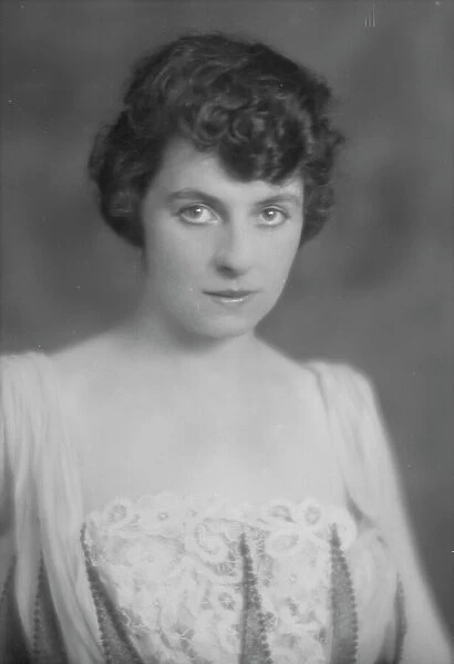 Congdon, D.E. Mrs. portrait photograph, 1915 July 23. Creator: Arnold Genthe