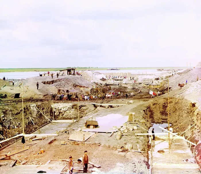 Framed Print : Construction of the lock, Kuzminskoe, 1912. Creator: Sergey Mikhaylovich Prokudin-Gorsky Framed Print : Construction of the lock, Kuzminskoe, 1912. Creator: Sergey Mikhaylovich Prokudin-Gorsky