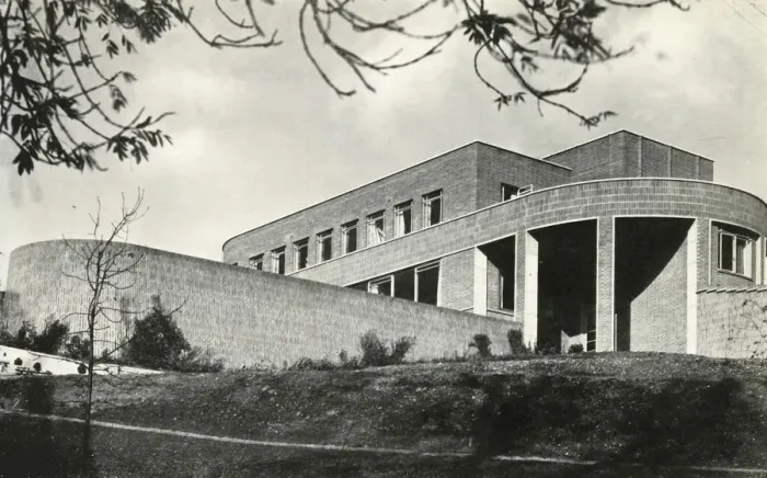 Framed Print : The Contemporary Idiom Brick House at Hampstead, London, 1941. Creator: Unknown Framed Print : The Contemporary Idiom Brick House at Hampstead, London, 1941. Creator: Unknown