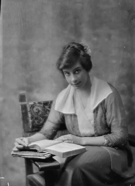 Content, M. Miss, portrait photograph, 1914 Feb. 23. Creator: Arnold Genthe