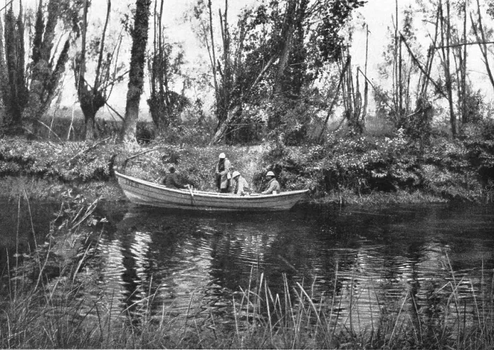 Framed Print : Contrastes sur le front de la Somme; Sur la rive Sud de la riviere, 1916. Creator: Unknown Framed Print : Contrastes sur le front de la Somme; Sur la rive Sud de la riviere, 1916. Creator: Unknown
