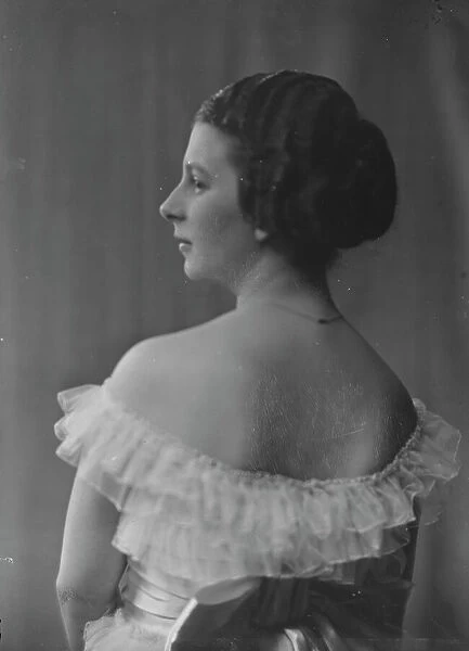 Cook, Stella, Miss, portrait photograph, 1917 Apr. 16. Creator: Arnold Genthe