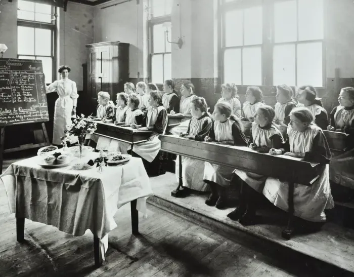 Framed Print : Cookery class, Gopsall Street School, Shoreditch, London, 1908 Framed Print : Cookery class, Gopsall Street School, Shoreditch, London, 1908
