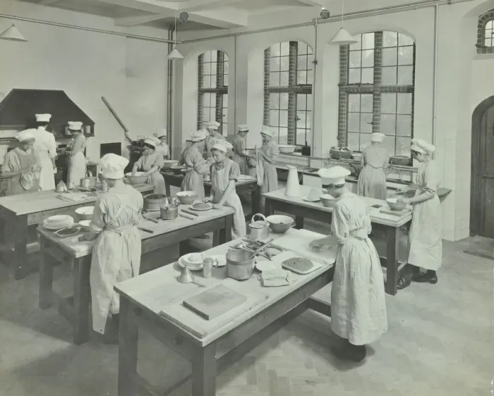 Framed Print : Cookery class, Hammersmith Trade School for Girls, London, 1915 Framed Print : Cookery class, Hammersmith Trade School for Girls, London, 1915