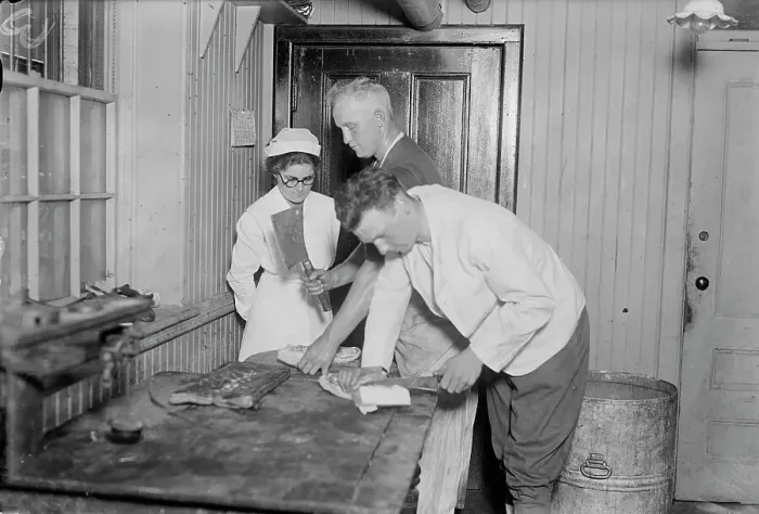 Framed Print : Cooking class, Gladys Kierstead, 13 Aug 1917. Creator: Bain News Service Framed Print : Cooking class, Gladys Kierstead, 13 Aug 1917. Creator: Bain News Service