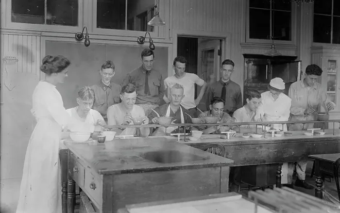 Framed Print : Cooking class, Pratt Institute, Miss Hanks [i.e. Hannko], Miss Kierstead, 13 Aug 1917. Creator: Bain News Service