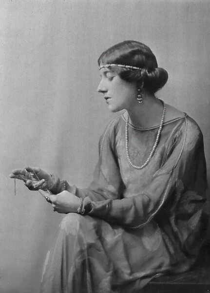 Coomarasumay, Ananda, Mrs. (Ratan Devi), portrait photograph, 1918 Jan. 14. Creator: Arnold Genthe