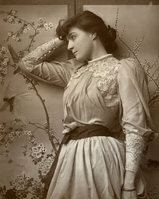 Framed Print : Cora Urquhart Brown-Potter, American actress, 1887. Artist: Ernest Barraud Framed Print : Cora Urquhart Brown-Potter, American actress, 1887. Artist: Ernest Barraud