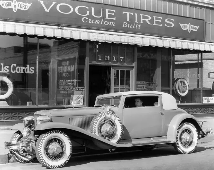 Framed Print : Cord L29 parked outside a showroom, USA, c1929-c1930 Framed Print : Cord L29 parked outside a showroom, USA, c1929-c1930