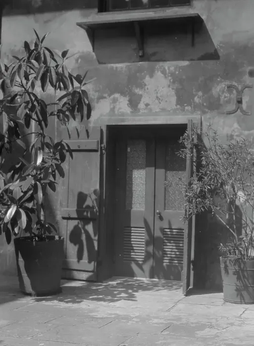 Framed Print : Corner in the Arts and Crafts patio, New Orleans, between 1920 and 1926. Creator: Arnold Genthe Framed Print : Corner in the Arts and Crafts patio, New Orleans, between 1920 and 1926. Creator: Arnold Genthe