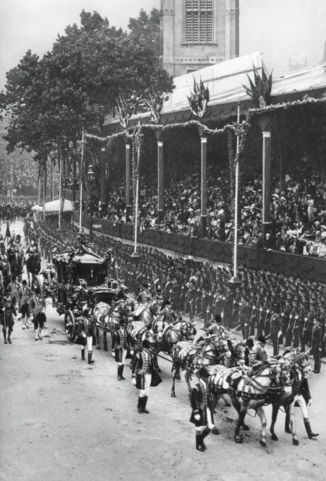 Framed Print : Coronation procession of George V and Queen Mary, near Westminster Abbey, 22 June 1911, (1937)