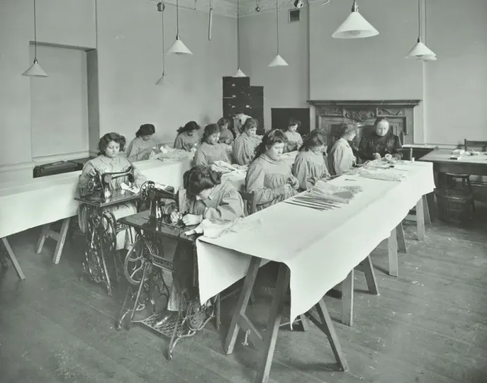Framed Print : Corset making class, Bloomsbury Trade School for Girls, London, 1911 Framed Print : Corset making class, Bloomsbury Trade School for Girls, London, 1911