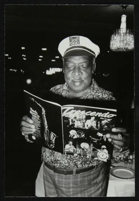 Framed Print : Count Basie reading a copy of Crescendo magazine at the Grosvenor House Hotel, London, 1979 Framed Print : Count Basie reading a copy of Crescendo magazine at the Grosvenor House Hotel, London, 1979