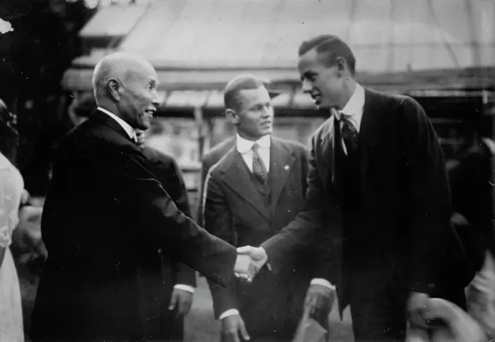 Framed Print : Count Okuma welcomes Paul Des Jardien of Chicago baseball team, 11 / 18 / 15, 1915. Creator: Bain News Service Framed Print : Count Okuma welcomes Paul Des Jardien of Chicago baseball team, 11 / 18 / 15, 1915. Creator: Bain News Service