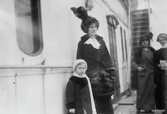 Framed Print : Countess de Bertier and son, between c1910 and c1915. Creator: Bain News Service Framed Print : Countess de Bertier and son, between c1910 and c1915. Creator: Bain News Service