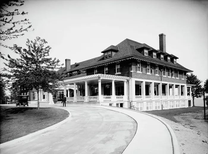 Framed Print : Country club house, west front, Detroit, Mich. between 1900 and 1910. Creator: Unknown Framed Print : Country club house, west front, Detroit, Mich. between 1900 and 1910. Creator: Unknown