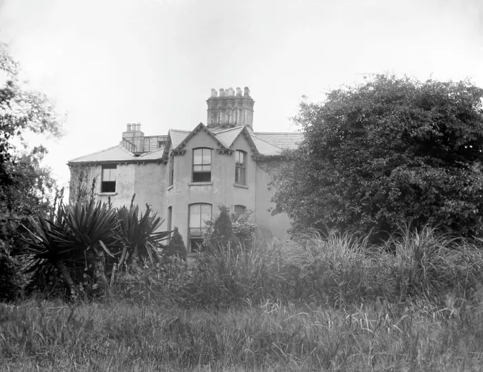 Framed Print : Country house, possibly near Kilernan Abbey, Ireland, 1900. Creator: Robert Augustus Henry L'Estrange. Country house, possibly near Kilernan Abbey, Ireland, 1900 Framed Print : Country house, possibly near Kilernan Abbey, Ireland, 1900. Creator: Robert Augustus Henry L'Estrange. Country house, possibly near Kilernan Abbey, Ireland, 1900