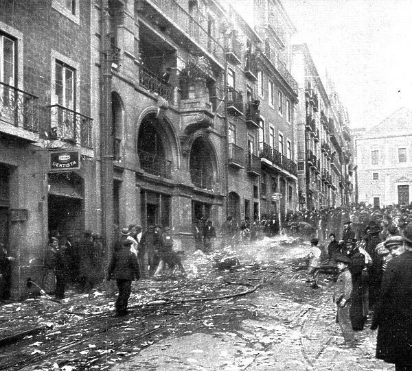 Coup d'etat in Portugal; Auto-da-fe in front of the building of the Democratic newspaper... 1917. Creator: Unknown