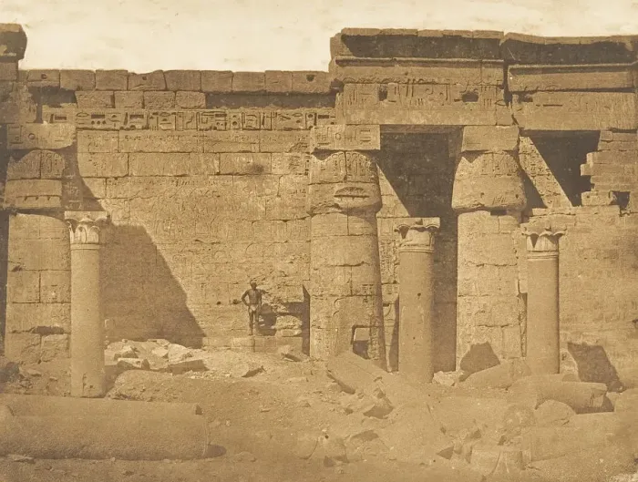Framed Print : Cour du Palais Rhamses-Meiamoun, a Medinet-habou (Thè Framed Print : Cour du Palais Rhamses-Meiamoun, a Medinet-habou (Thè