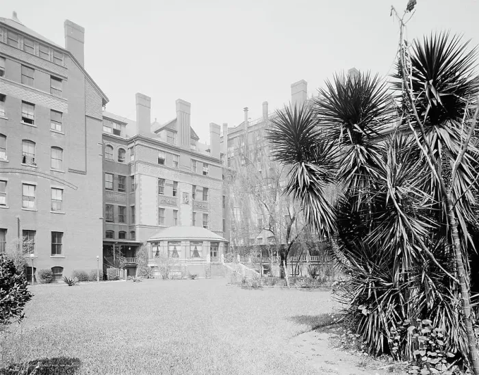 Framed Print : Court, De Soto Hotel, Savannah, Ga. c.between 1910 and 1920. Creator: Unknown Framed Print : Court, De Soto Hotel, Savannah, Ga. c.between 1910 and 1920. Creator: Unknown