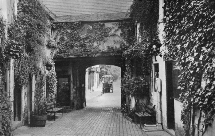 Framed Print : Courtyard of the Saracens Head inn, Southwell, Nottinghamshire, 1924-1926 Framed Print : Courtyard of the Saracens Head inn, Southwell, Nottinghamshire, 1924-1926