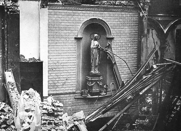 Un couvent de Termonde incendie par l'ennemi avec une partie de la ville, 1914 Creator: Unknown