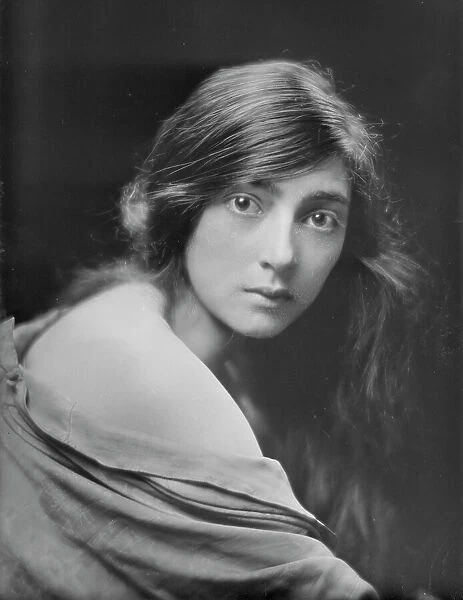 Cowan, Rosamonde, Miss (Rose Rolanda, Mrs. Miguel C.), portrait photograph, 1919 May 24. Creator: Arnold Genthe