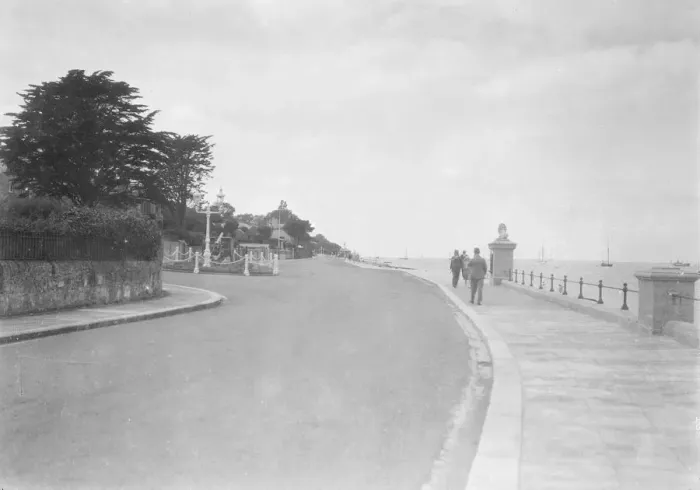 Framed Print : Cowes Parade from Gurnard. Creator: Kirk & Sons of Cowes Framed Print : Cowes Parade from Gurnard. Creator: Kirk & Sons of Cowes