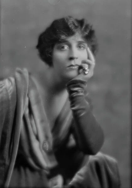 Cowl, Jane, Miss, portrait photograph, 1914 Dec. 30. Creator: Arnold Genthe