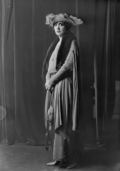 Framed Print : Cowl, Jane, Miss, portrait photograph, 1918 Oct. 14. Creator: Arnold Genthe