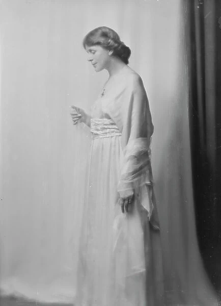 Cox, H.C. Mrs. portrait photograph, 1916 Apr. 20. Creator: Arnold Genthe