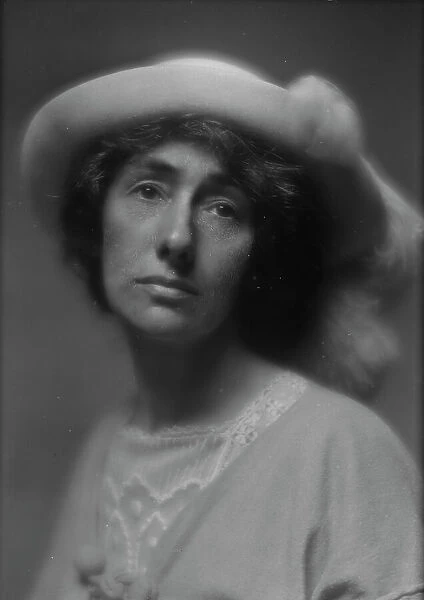 Craig, Anna T. Mrs. portrait photograph, 1913. Creator: Arnold Genthe