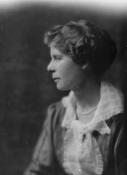 Cramer, Elizabeth, Miss, portrait photograph, 1915. Creator: Arnold Genthe